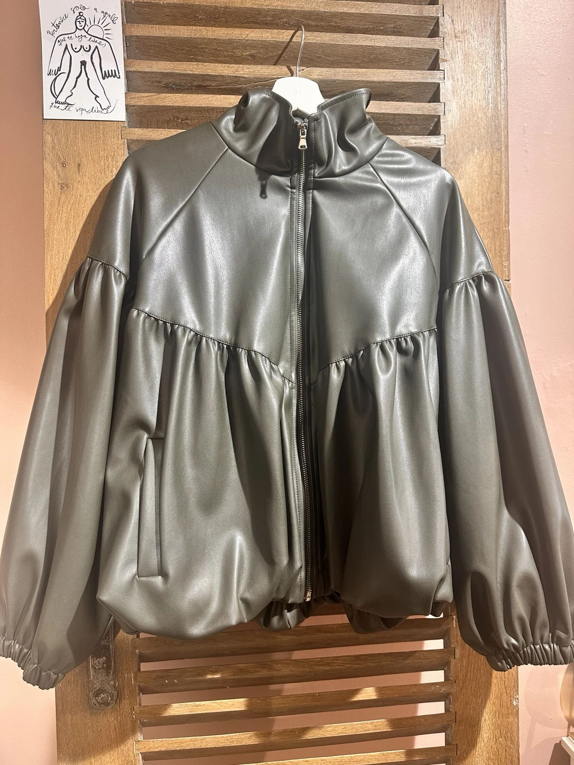 Blouson kaki zippé à manches volumineuses sur cintre