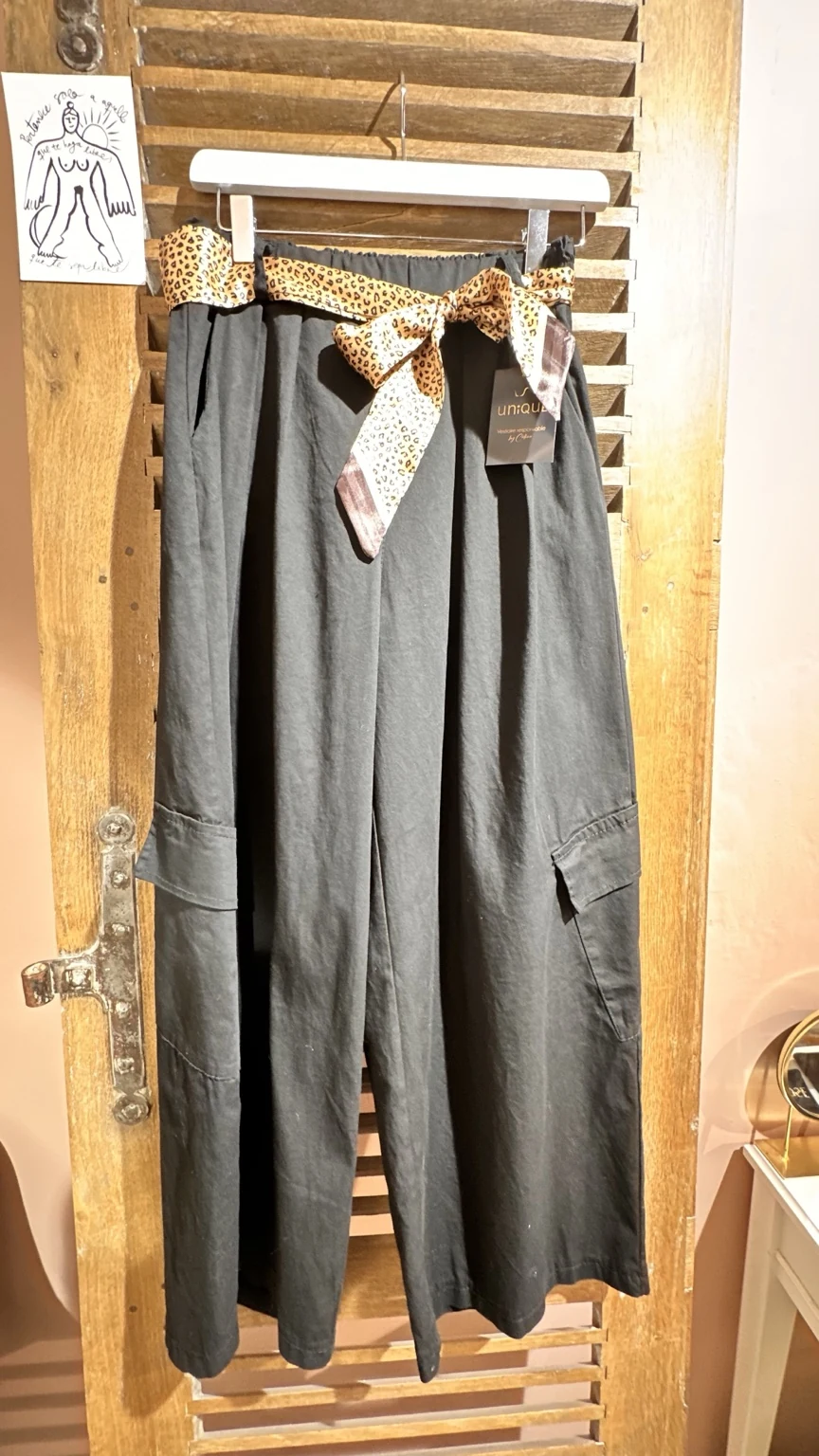 Pantalon kaki ample avec un foulard léopard à la taille