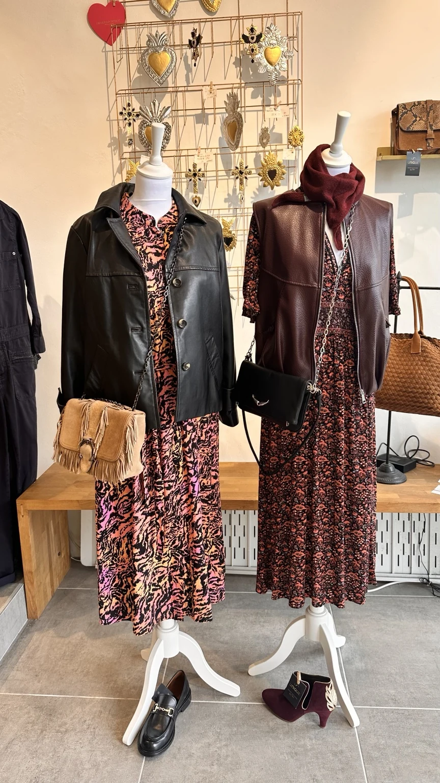 Deux robes imprimées accessoirisées sur les mannequins de la boutique